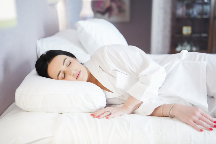 Caption: The Hybrid Side Back Sleeper Pillow provides optimal support for side sleepers. Place your head towards the end of the pillow for correct support and comfort.