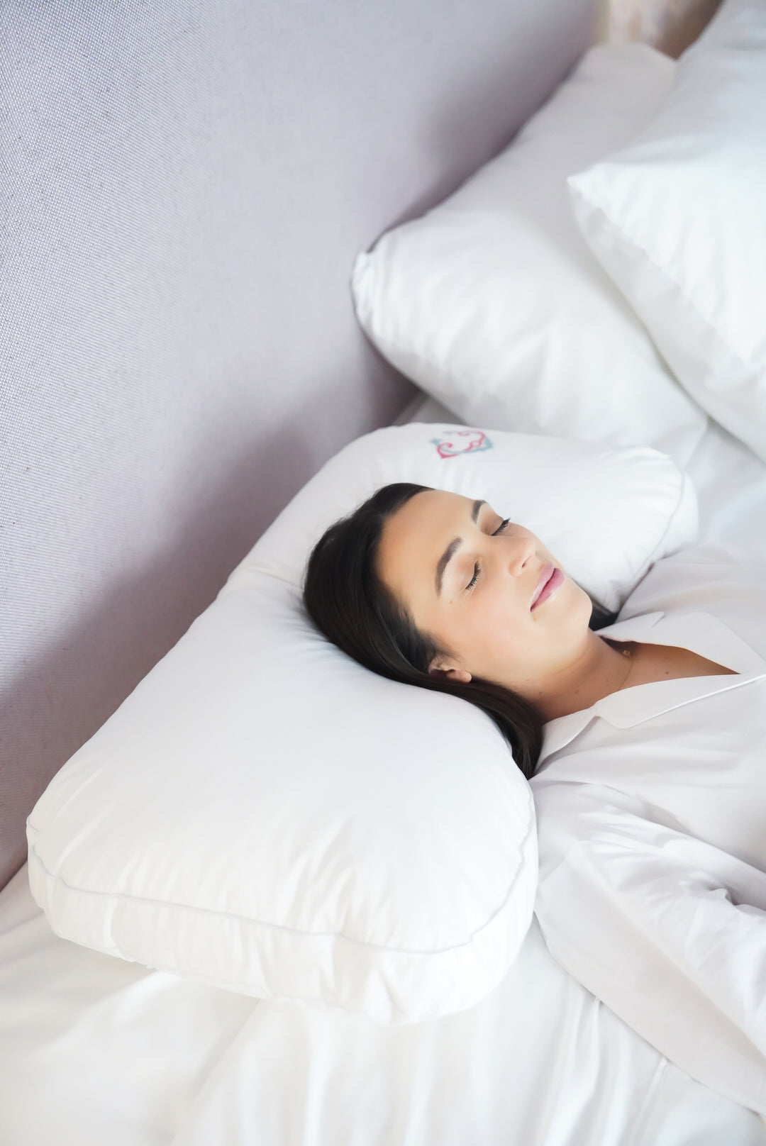 Caption: The gentle curve of the Hybrid Pillow cradles the head and neck while providing optimal support for the shoulders and back.