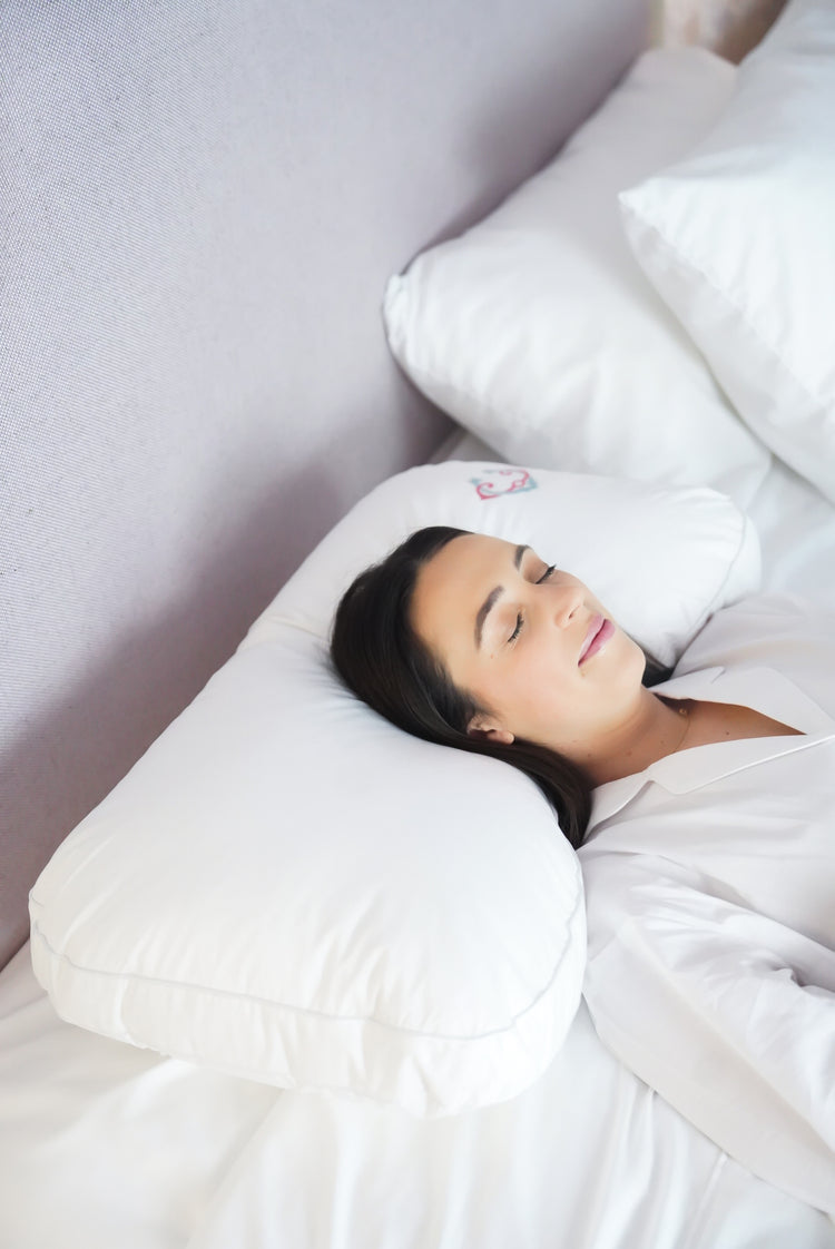 Caption: The gentle curve of the Hybrid Pillow cradles the head and neck while providing optimal support for the shoulders and back.